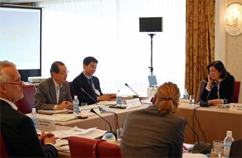 議長を務めるる山浦元院長（左から2人目）
