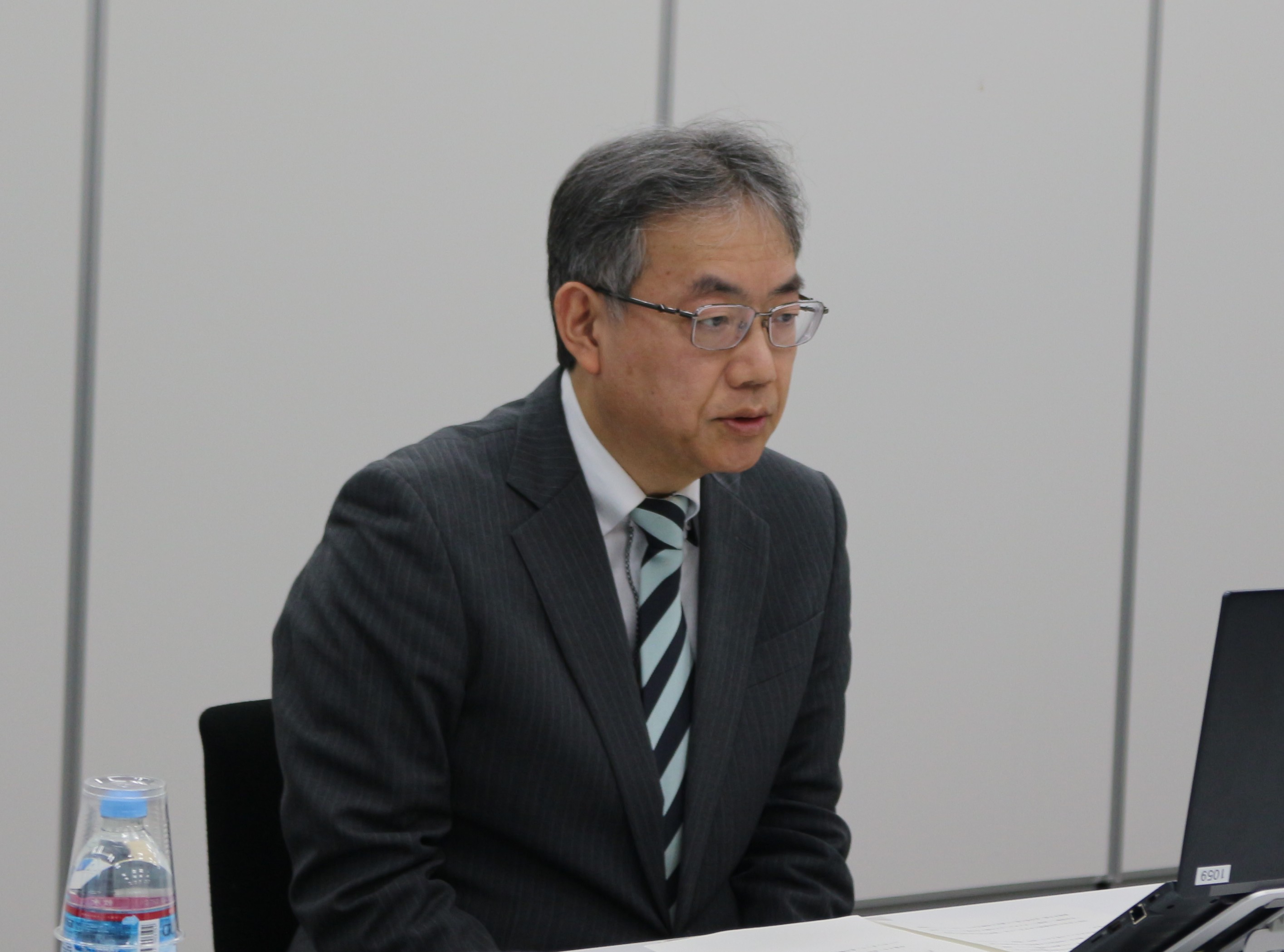 主催者挨拶を行う原田院長の写真