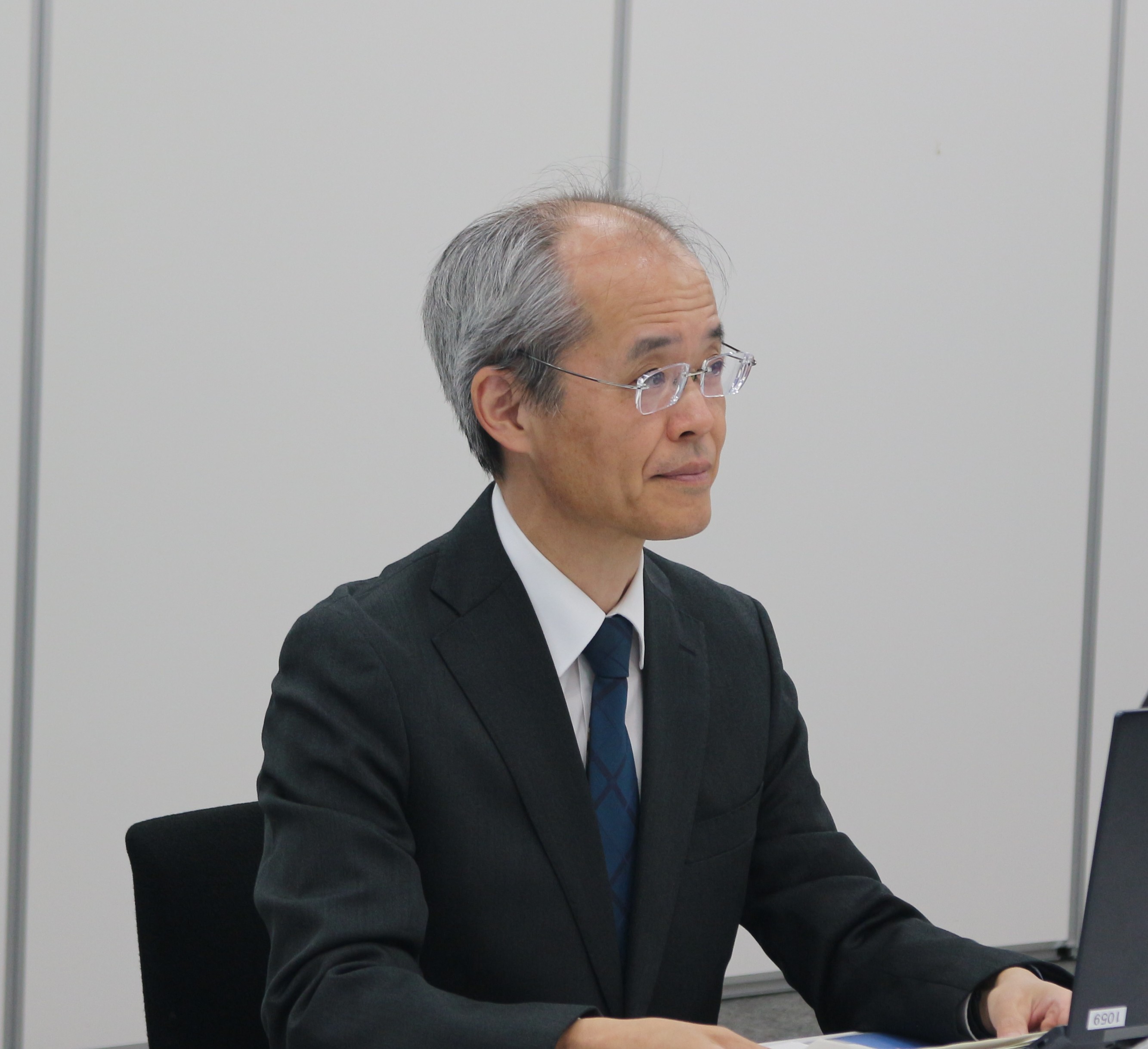 事例別の資料に基づき説明を行う宮川事務総長の写真