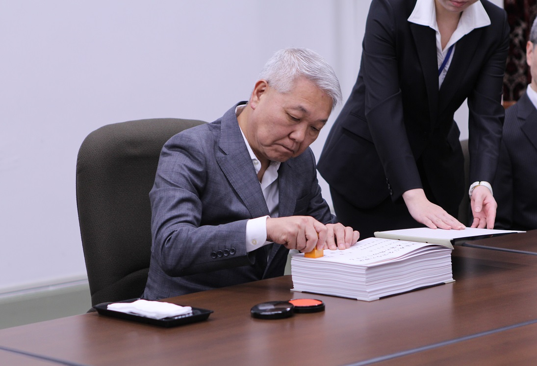 主計簿に押印する三田第1局長