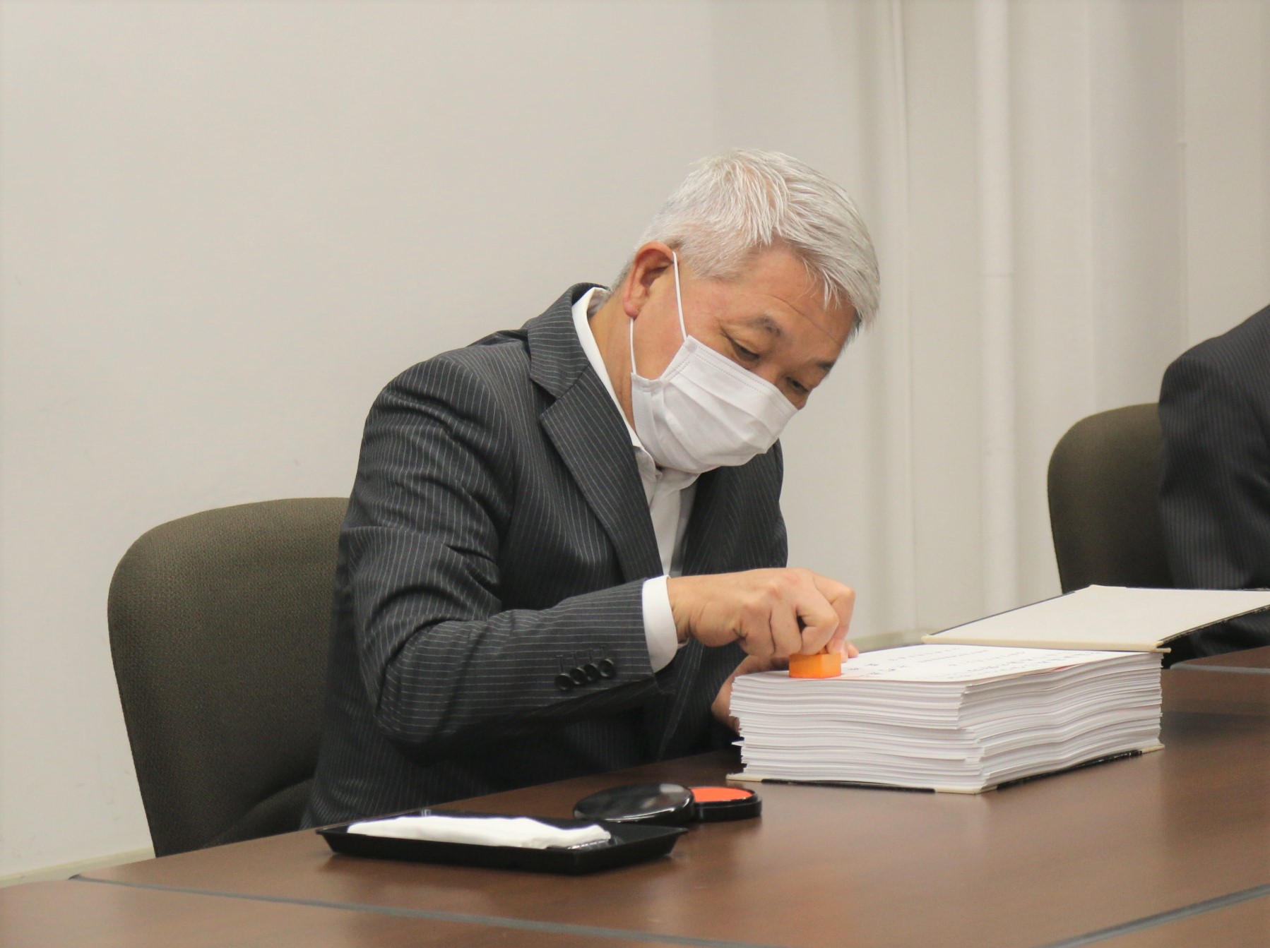 主計簿に押印する三田第1局長