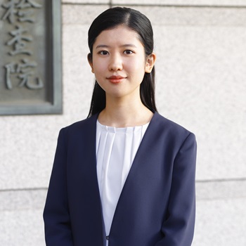 採用パンフレット「会計検査院2024」内の堀江さんの顔写真