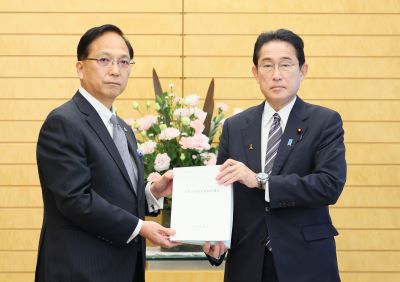 令和3年度決算検査報告の総理手交の様子